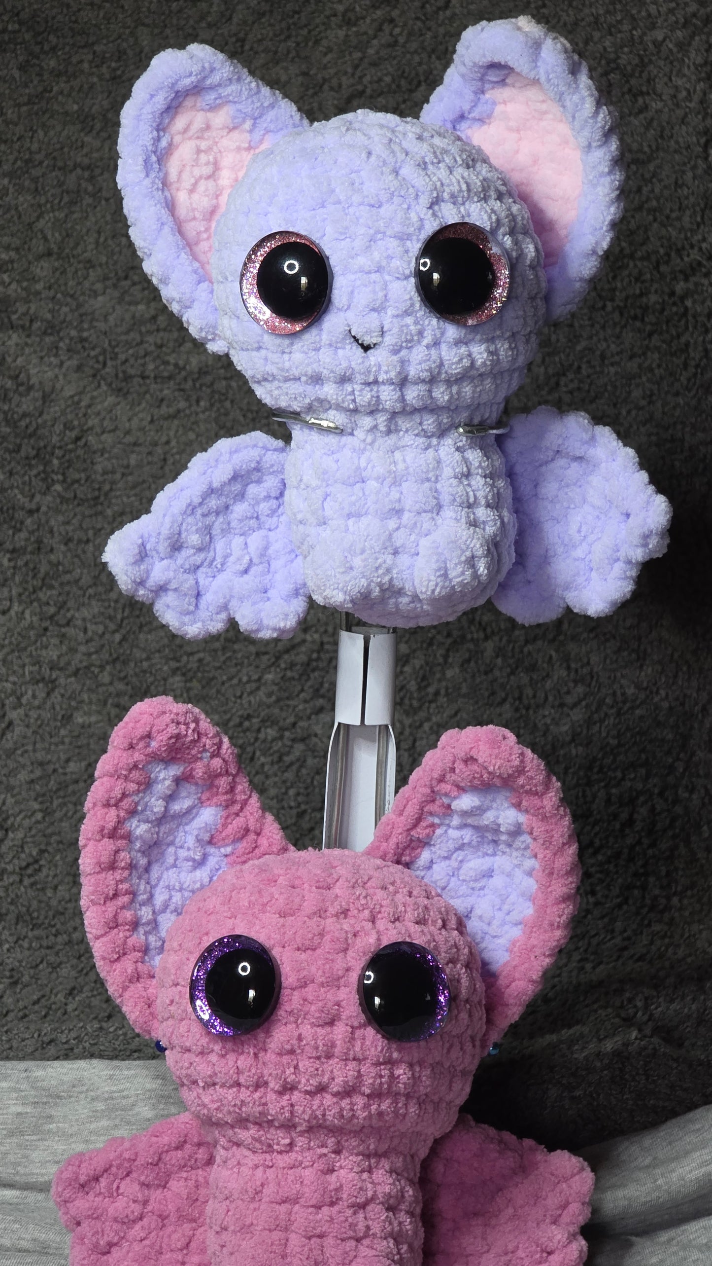 Styx la chauve-souris amigurumi – Peluche faite main noire yeux brillants, cadeau original