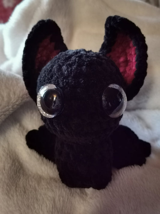 Styx la chauve-souris amigurumi – Peluche faite main noire yeux brillants, cadeau original